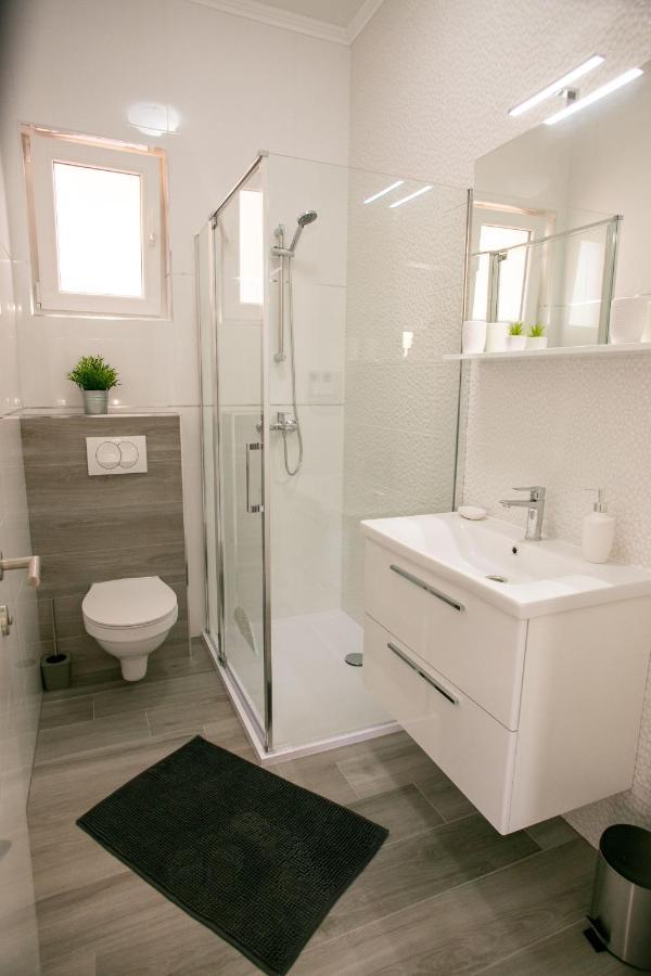 נובליה Apartments Sun Dance With Heated Pool מראה חיצוני תמונה
