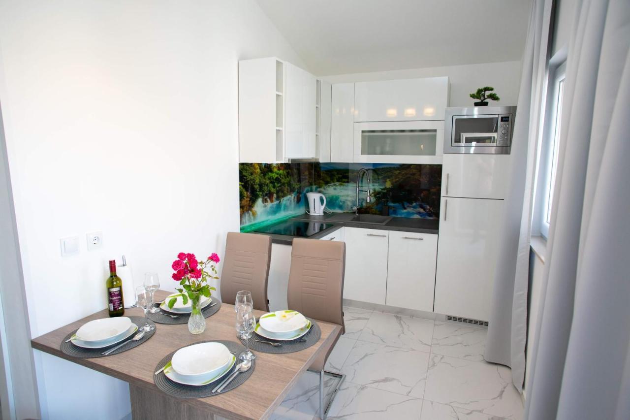 נובליה Apartments Sun Dance With Heated Pool מראה חיצוני תמונה