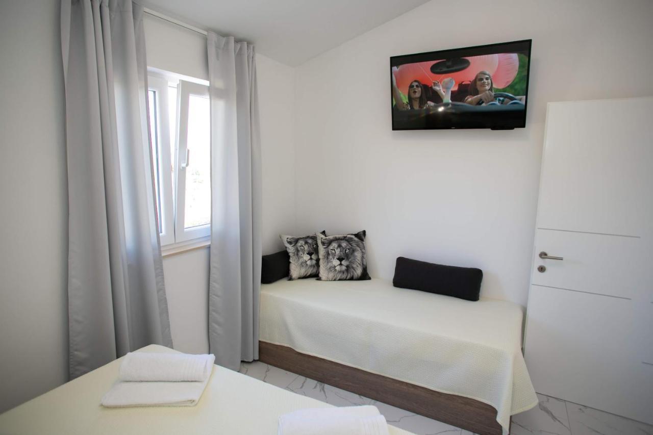 נובליה Apartments Sun Dance With Heated Pool מראה חיצוני תמונה